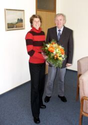 Bürgermeister Hartwig Aden gratuliert Heidi