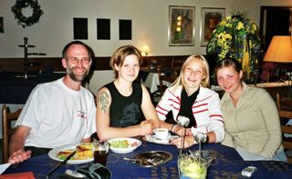 v.l. Axel, Babs, Ilka und Malina im Restaurant des Hotels Rebstock