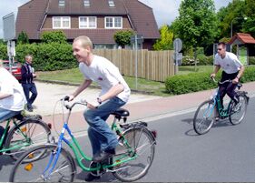 Christian Meyer (vorn) und Lutz Möhle von den "VTB Budo Boys" beim Fahrrad-Sprint