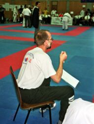 Axel Markner, KVN-Lehrwart, betreut Kämpfer beim Kumite