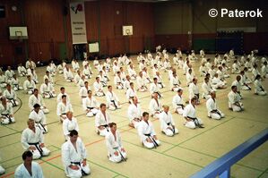 Die Karateka beim Mokuso