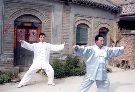 Wang Peng (l.) mit seinem Lehrer Chen Shitong in Chen Jiaguo