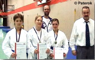 v.l.: Barbara, Ilka und Malina mit Coach Axel Markner und Wolfgang Ehrenberg (r.)