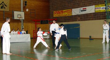 Pia Roßkamp (rot) im Kampf gegen Lisa Falck (blau)