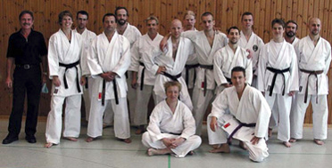 Präsident des Karateverband Niedersachsen e.V. , KVN, Dieter Mansky (links) mit den erfolgreichen Trainer-C Absolventen